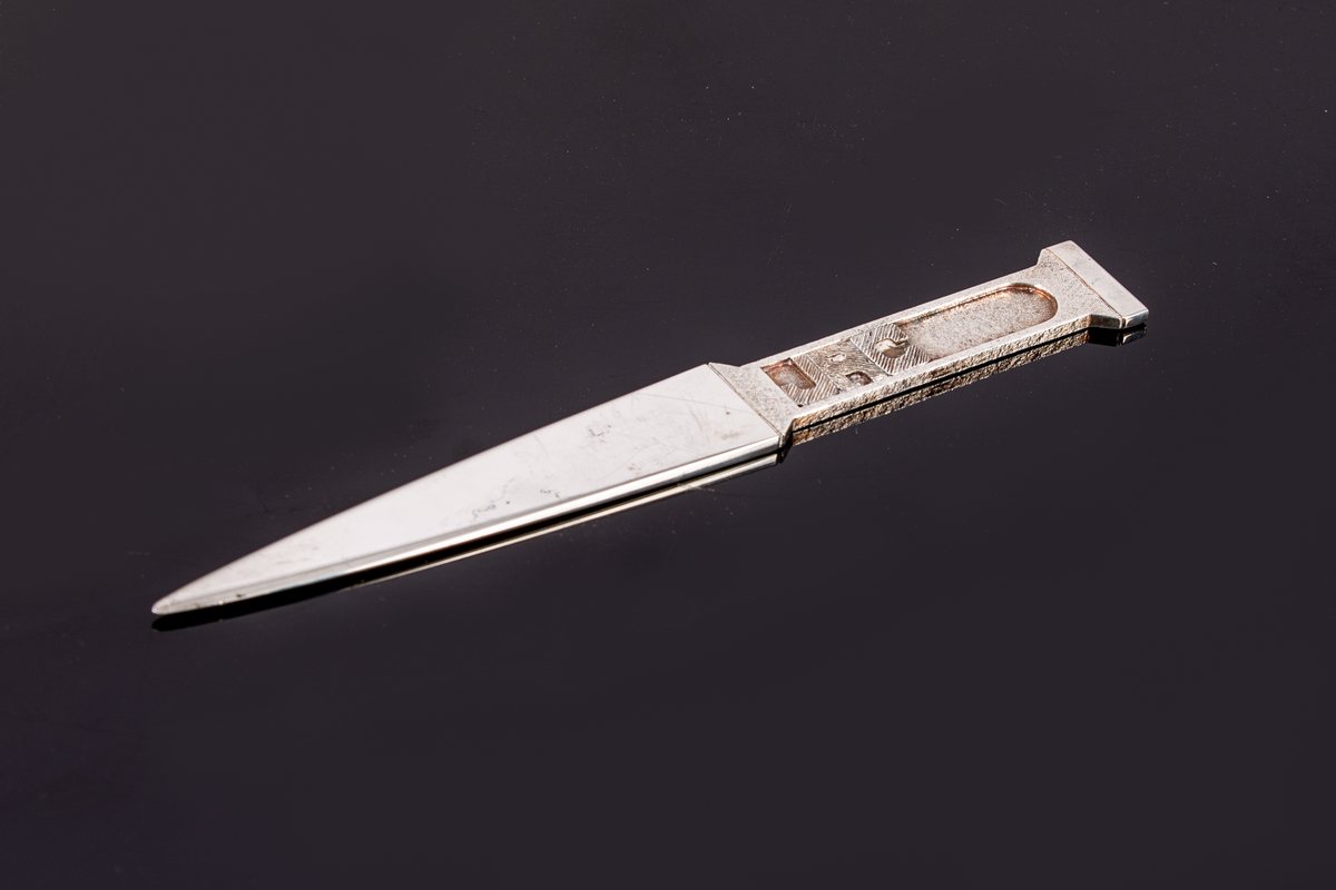 Christopher Nigel Lawrence: A silver letter knife, London 2000,