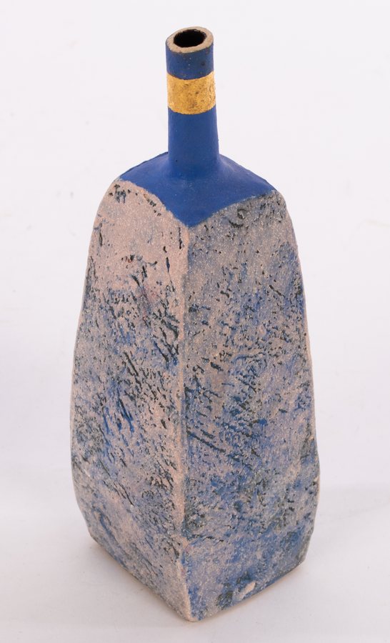 Philip Evans (born 1959), two square form vases with textured surface and narrow necks, one blue, - Bild 4 aus 4