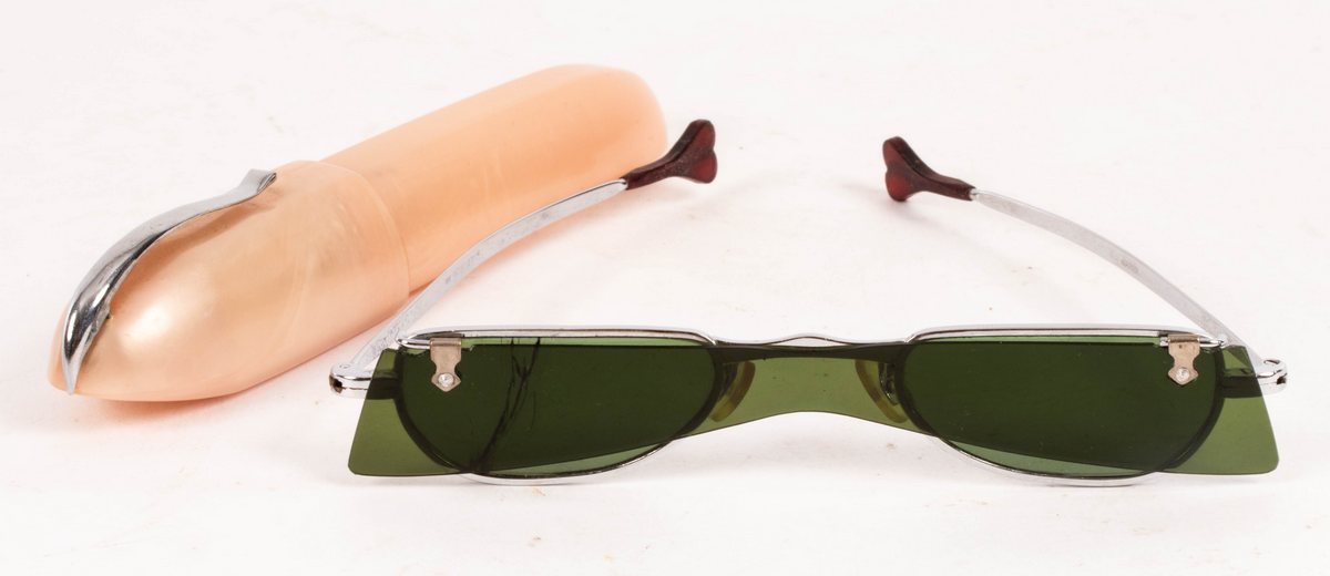 A pair of retro vintage sunglasses, 1960s, with flip-up green lenses (one cracked), - Bild 2 aus 2