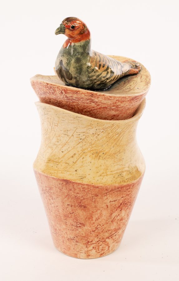 Anna Lambert, a studio pottery jam jar and cover, decorated with game bird, 15. - Bild 2 aus 4