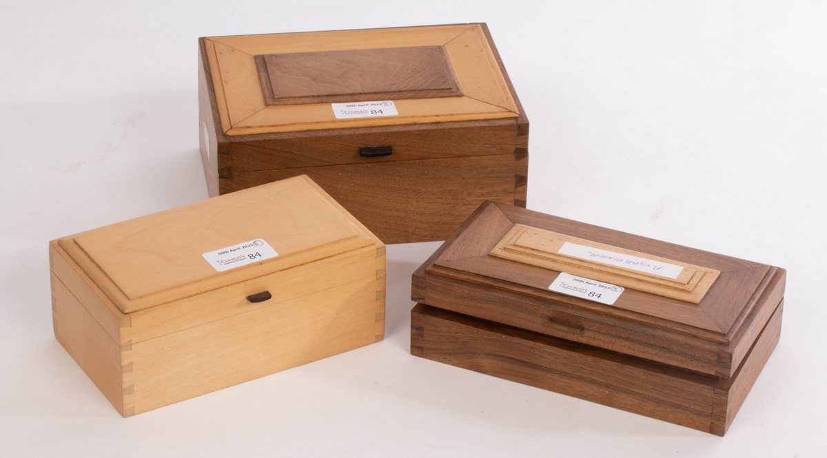 Austin Gardiner (20th Century), a wooden jewellery box with lift out tray, 19cm wide,