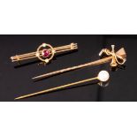 An Edwardian 15ct gold stick pin, of hunting interest,