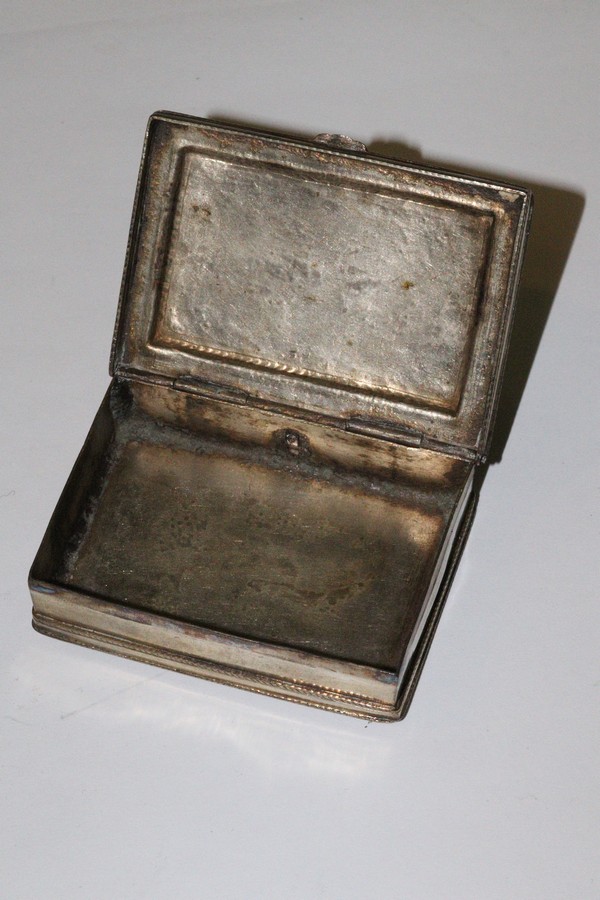 A Russian silver snuff box, 84 HK, the cover with niello decoration of buildings, - Image 7 of 14