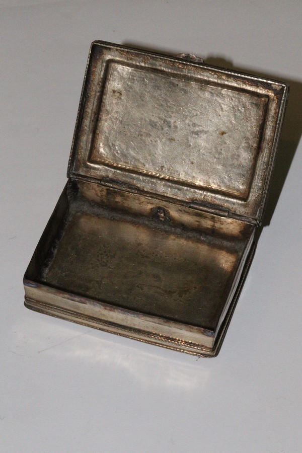 A Russian silver snuff box, 84 HK, the cover with niello decoration of buildings, - Image 12 of 14