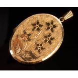 A 9ct gold oval locket decorated bright cut flowers, 4cm x 3cm, approximately 16.