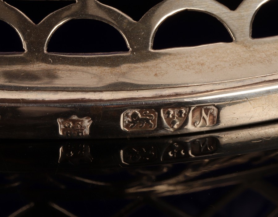 A silver dish or potato ring, Nathan & Hayes, Chester 1913, - Image 4 of 4