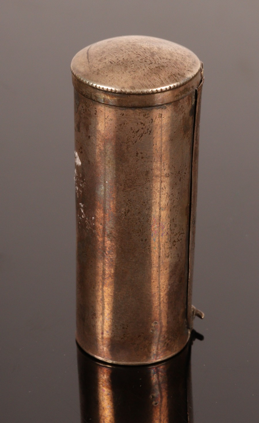 A George III cylindrical silver nutmeg box with folding grater, London 1774, 6.