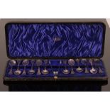 A set of twelve Britannia standard silver teaspoons, the matching silver tongs, Turner Bradbury,