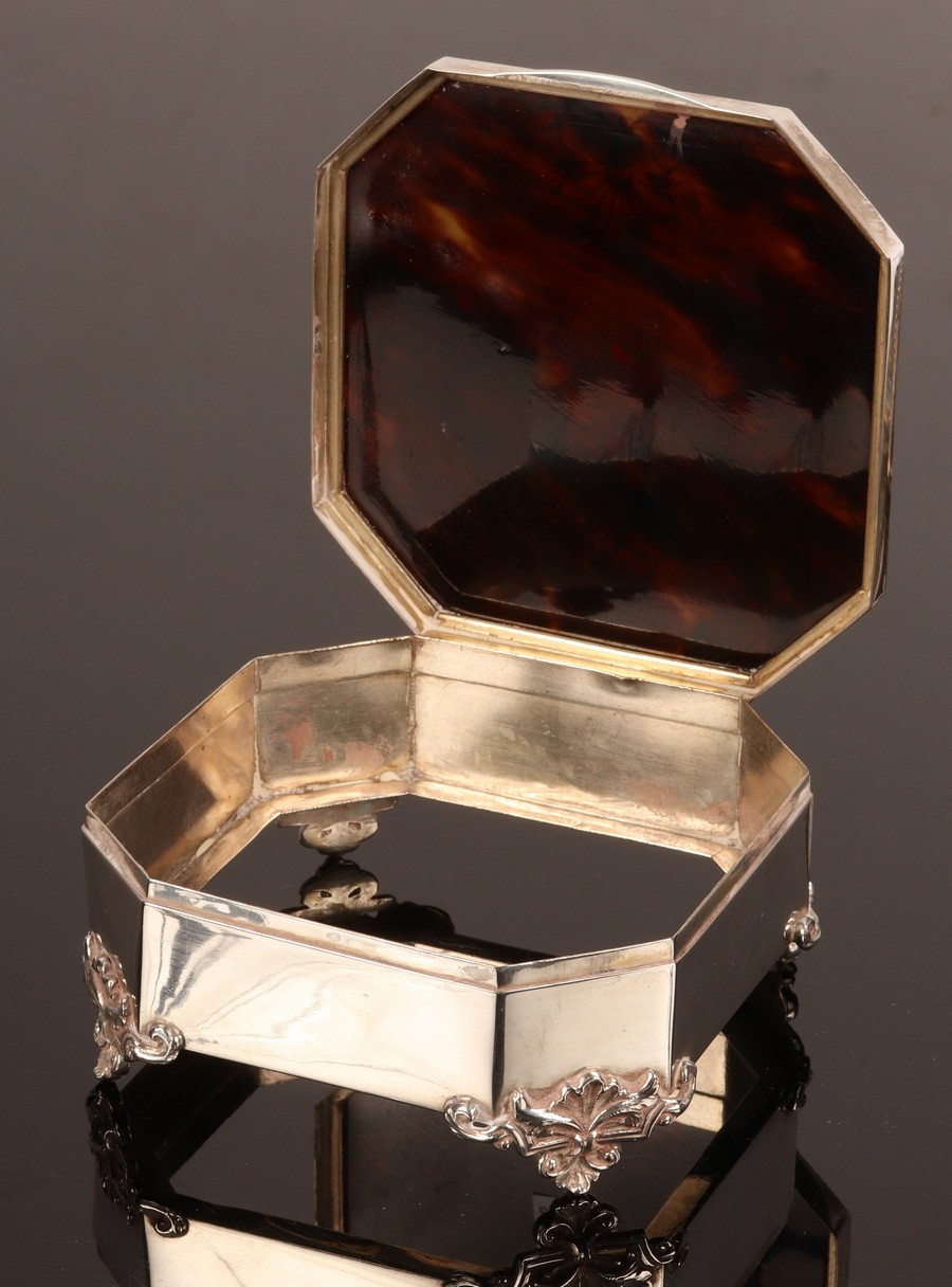 A square silver trinket box with canted corners, Goldsmiths & Silversmiths Co. - Image 3 of 3