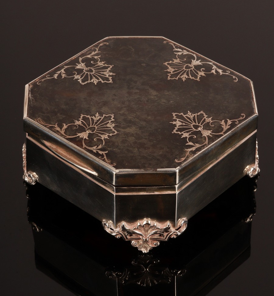 A square silver trinket box with canted corners, Goldsmiths & Silversmiths Co.