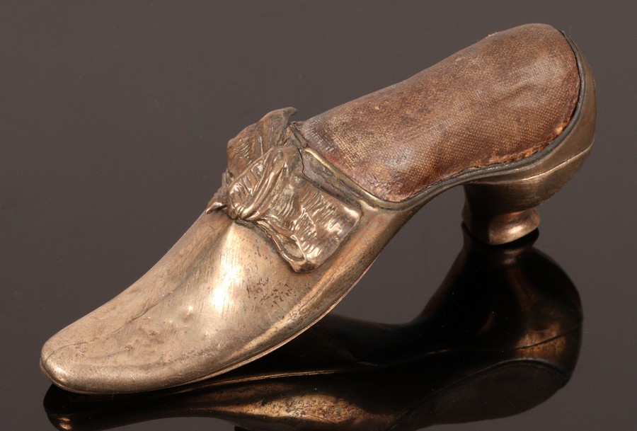 A silver pin cushion of shoe form, Birmingham 1897, 8. - Image 2 of 6