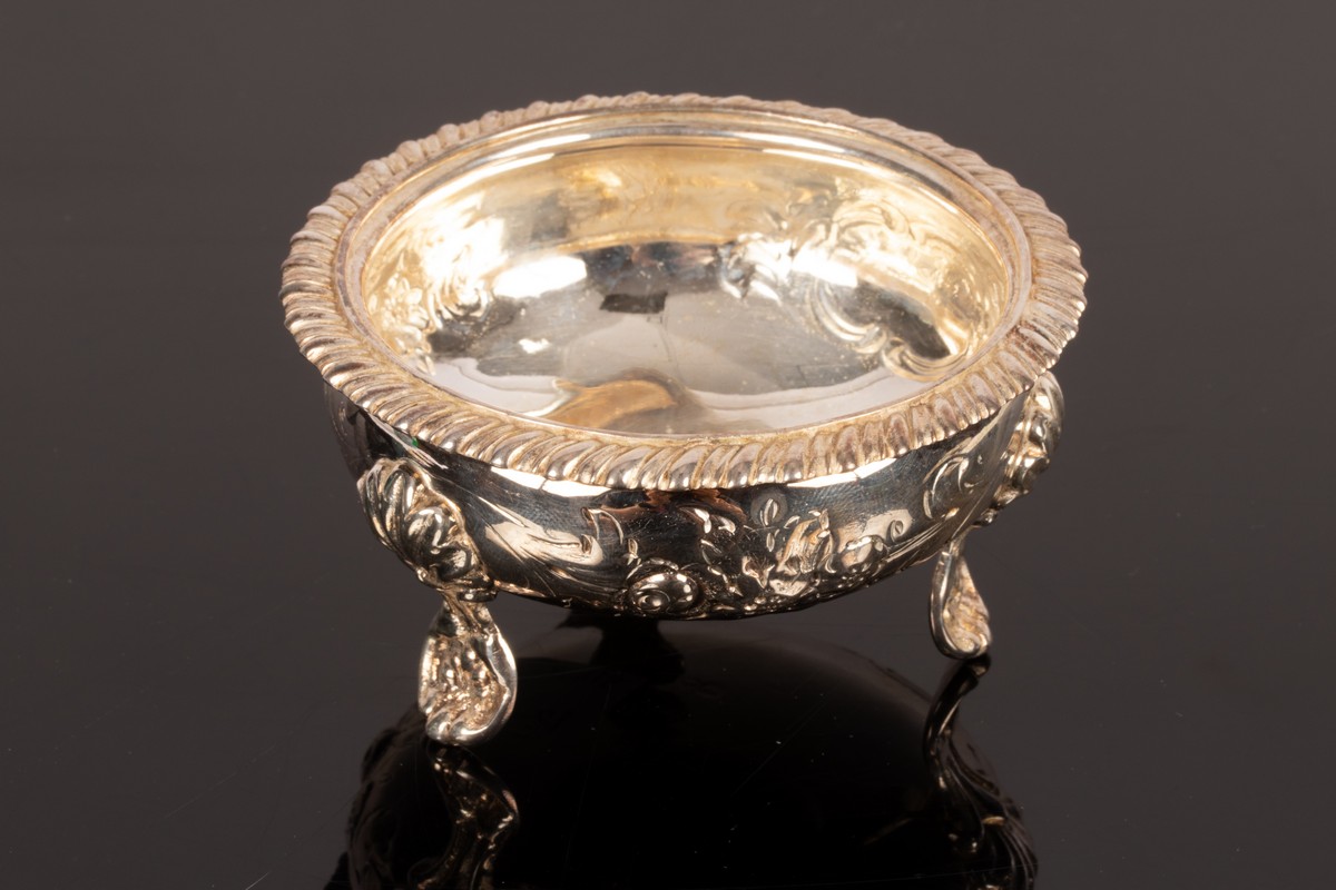 A William IV circular silver salt, Richard Pearce & George Burrows, London 1830,