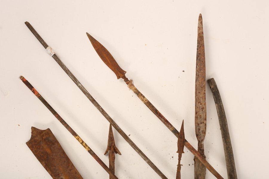 A quantity of tribal weapons, to include a bow, polychrome and barbed arrows, machete and spear, - Image 2 of 4