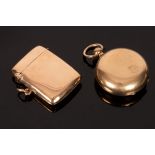 An Edwardian 9ct filled gold sovereign holder, Birmingham circa 1910 and a 9ct gold vesta case,
