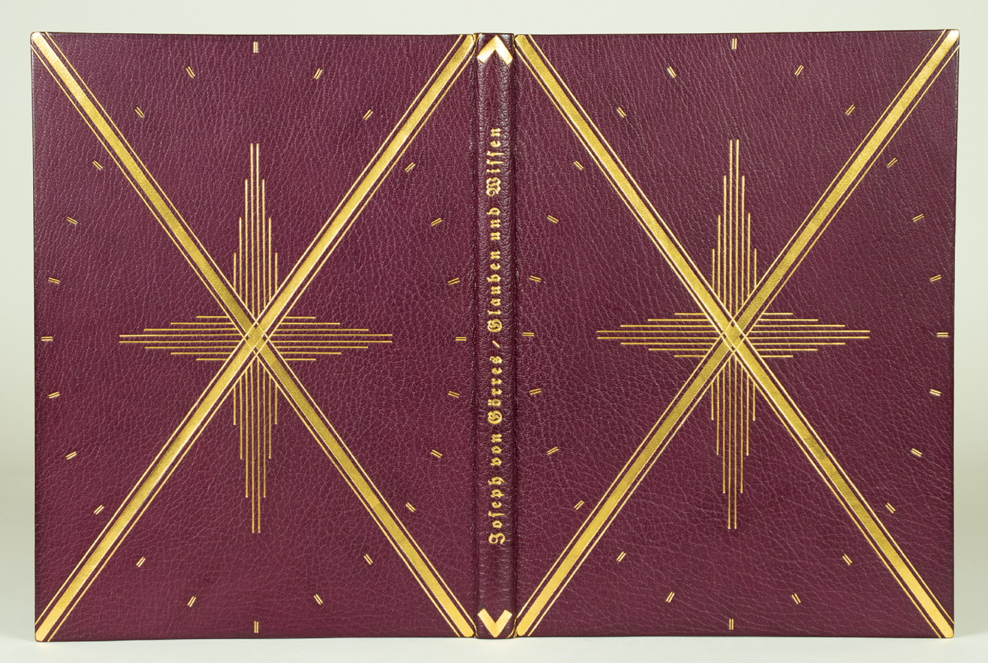 Einbände - Lilafarbener Maroquinband mit reicher ornamentaler Vergoldung, signiert »O. Dorfner · Wei