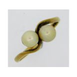 A 9ct gold crossover ring set with cultured pearl,