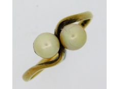 A 9ct gold crossover ring set with cultured pearl,