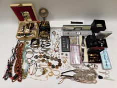 A quantity of costume jewellery & other sundry ite