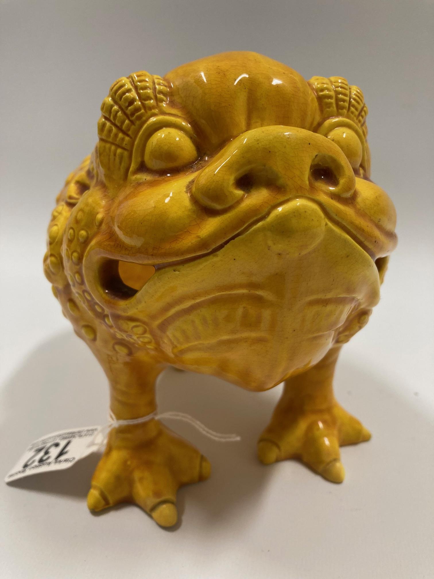 A Burmantofts ochre coloured grotesque toad faienc - Bild 2 aus 5