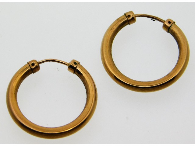 A pair of 9ct gold hoop earrings, 18mm diameter, 0