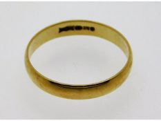 A 9ct gold band, 1.32g, size O