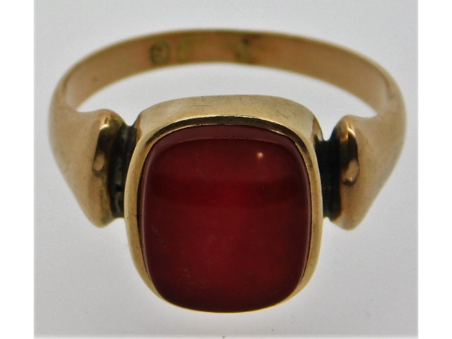 An antique gents 9ct gold signet ring set with carnelian, size Q, 3.94g