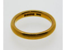 A 22ct gold band, 5.64g, size M