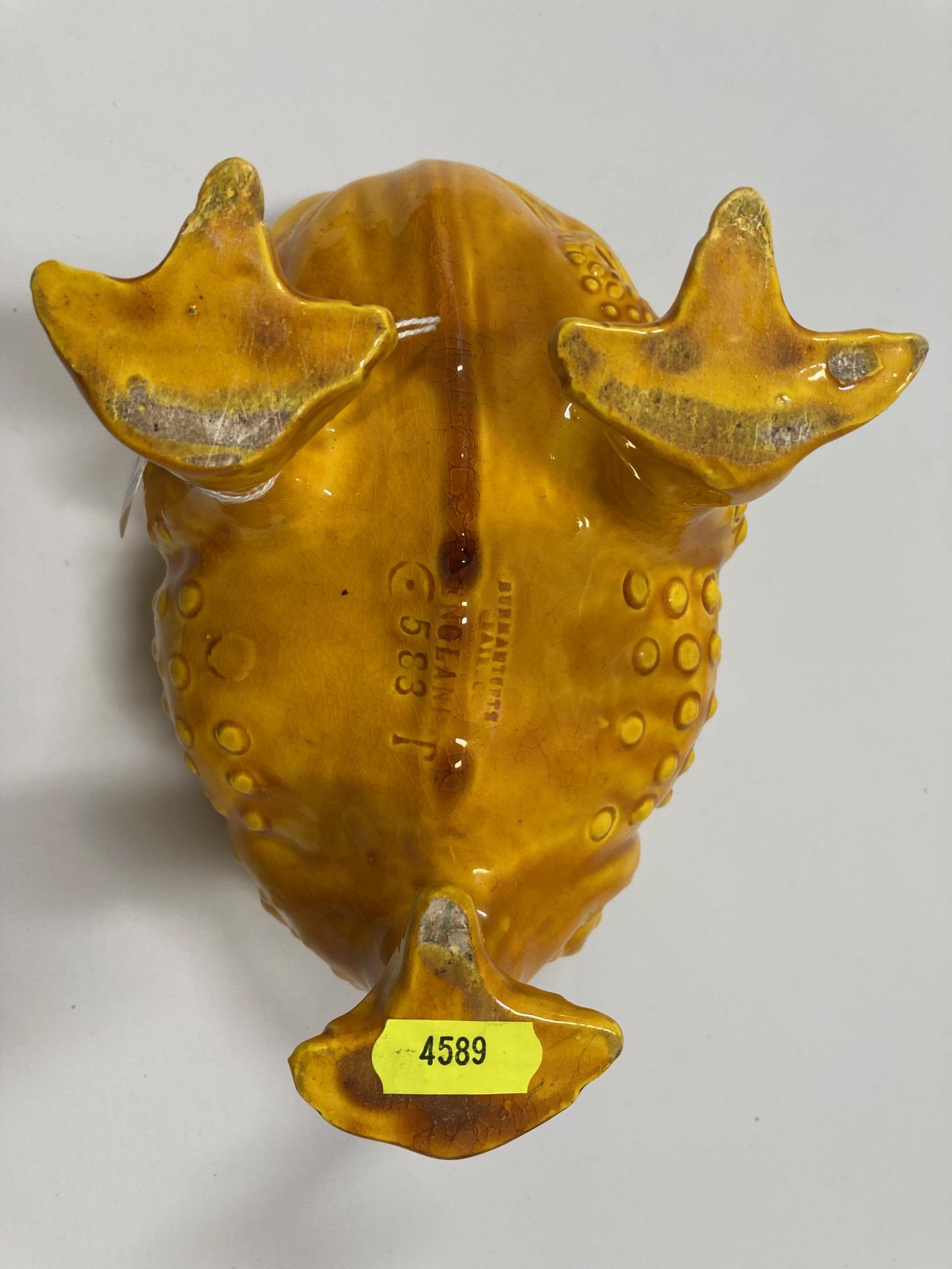 A Burmantofts ochre coloured grotesque toad faienc - Bild 5 aus 5