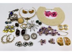 A quantity of costume jewellery items including a