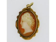 An antique yellow metal cameo pendant, tests elect