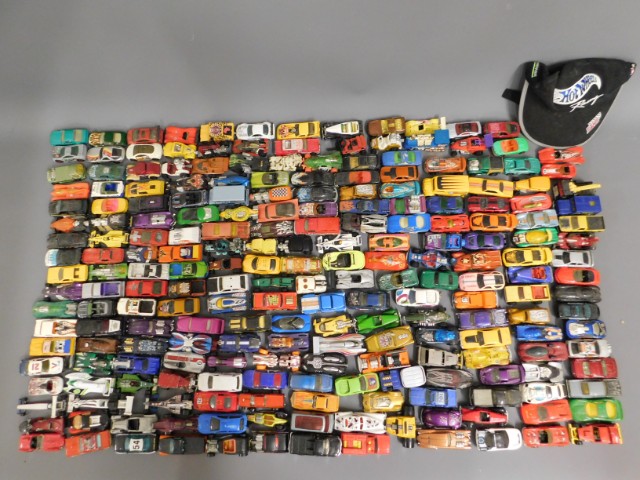 A large quantity of "Hot Wheels" diecast model car