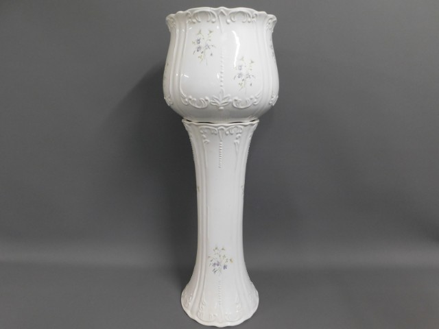 A porcelain jardinière & stand, 33.25in tall