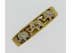 A 9ct gold ring with elephant decor, size O, 1.7g