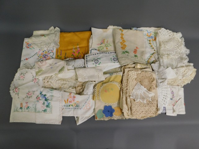 A quantity of linen & lace