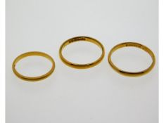 Three 22ct bands, largest size R, 7.1g