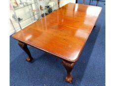 A Victorian extending mahogany dining table with b