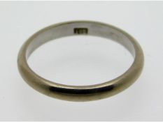 An 18ct white gold band, size M/N, 2.5g