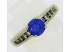 A 14ct white gold ring set with 0.85ct of tanzanit