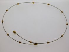 A white & yellow metal choker, 4.2g