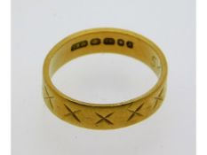 An 18ct gold band, size H/I, 2.8g