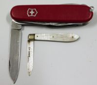 A silver bladed mother of pearl fruit knife twinne