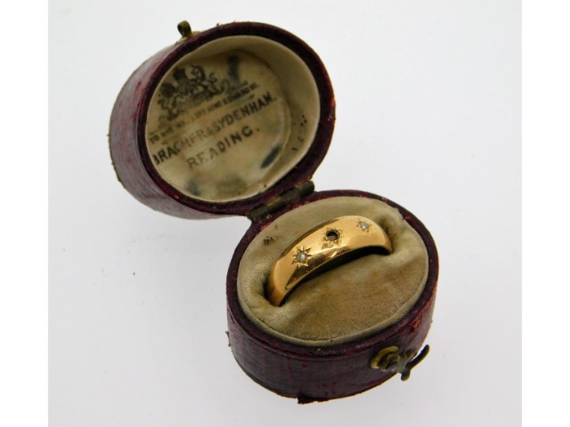An antique 18ct gold three stone diamond ring, one