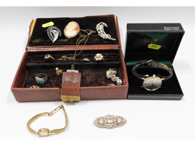 A small quantity of costume jewellery items includ