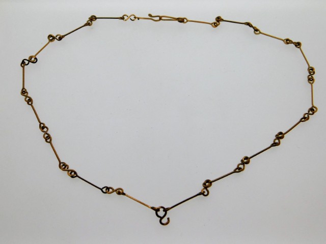 A yellow metal necklace, electronically tests as 9