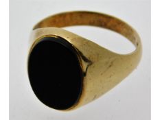 A 9ct gold gents onyx signet ring, size W/X, 4.8g