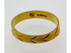 An 18ct gold band with chevron decor, size O/P, 2.