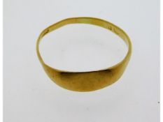 An antique yellow metal ring, electronically tests