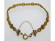 A 9ct gold three bar bracelet, 8in long, 6.05g