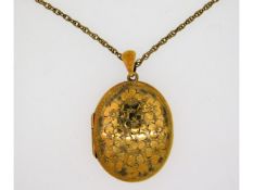 A 9ct gold locket & chain with floral decor, chain