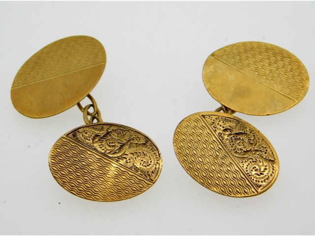 A pair of 9ct gold cufflinks, Chester hallmark, 2.